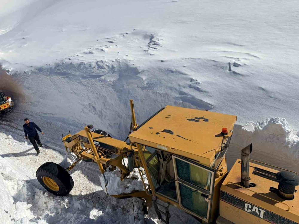 3 bin 300 rakımlı mezra yolunda karla mücadele