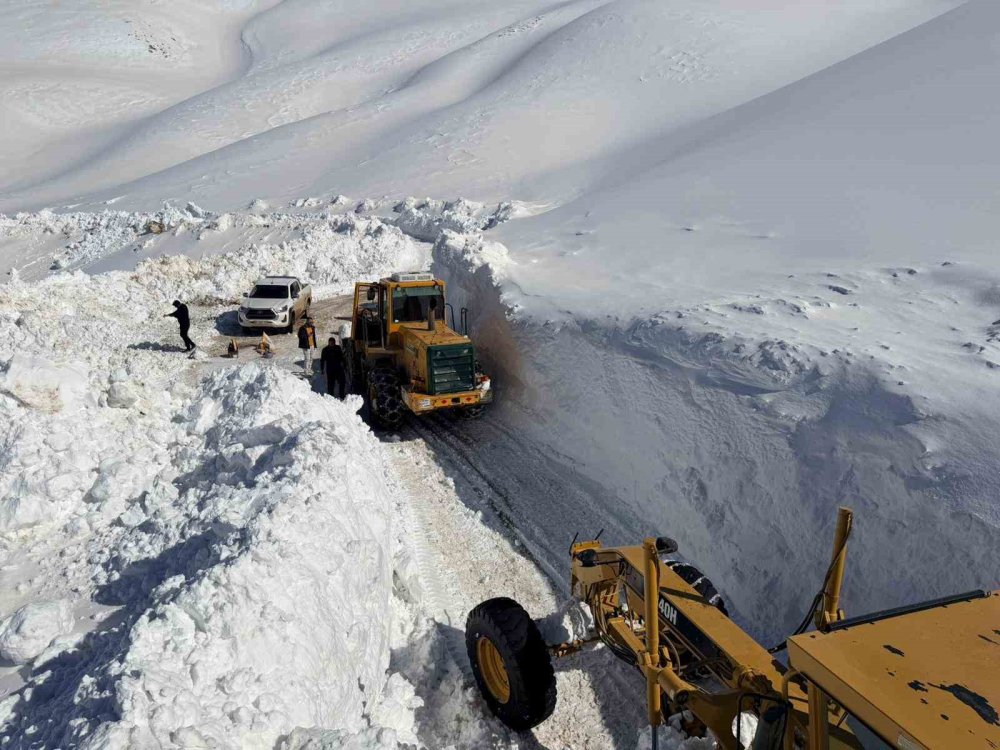 3 bin 300 rakımlı mezra yolunda karla mücadele