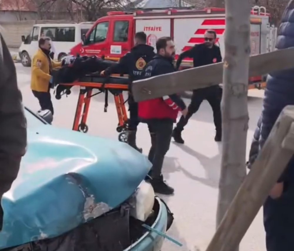 Edremit'te iki otomobil çarpıştı: 5 yaralı