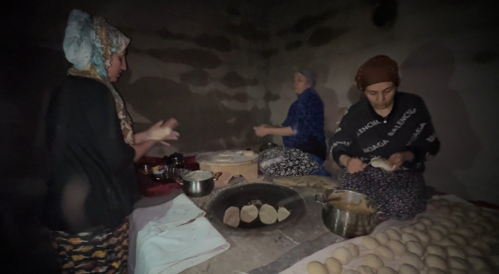 Yüksekova'da tandırlar Ramazan hazırlıkları için ısındı