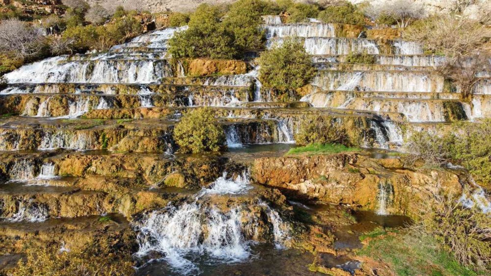 Kızıltepe'deki Başdeğirmen Şelalesi ziyaretçi akınına uğradı
