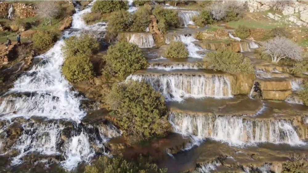 Kızıltepe'deki Başdeğirmen Şelalesi ziyaretçi akınına uğradı