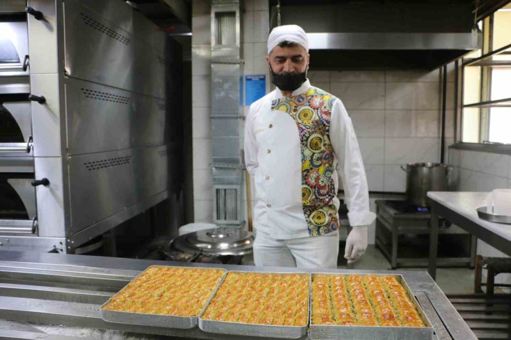 Diyarbakır’da günlük tatlı tüketimi tonları aştı: İşletmeler üç vardiyaya geçti