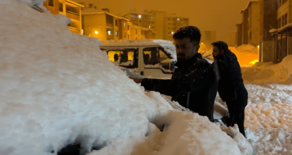 Gever'de kar kalınlığı 15 santimetreye ulaştı
