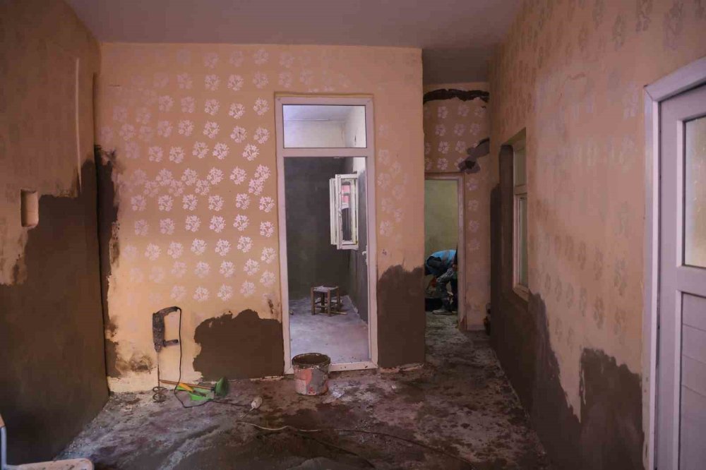 İhtiyaç sahibi vatandaşın evi ‘denetimli serbestlik hükümlülerince’ onarıma alındı