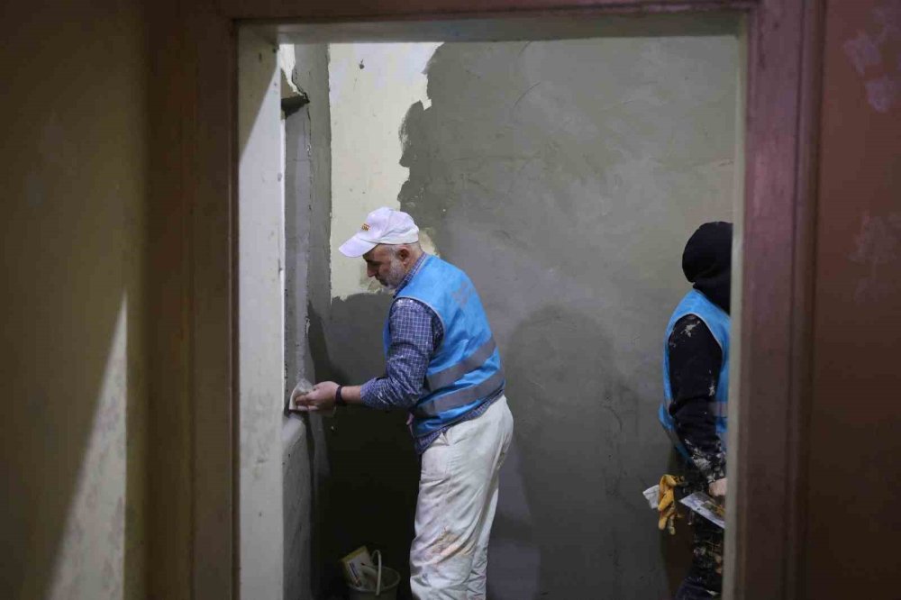 İhtiyaç sahibi vatandaşın evi ‘denetimli serbestlik hükümlülerince’ onarıma alındı