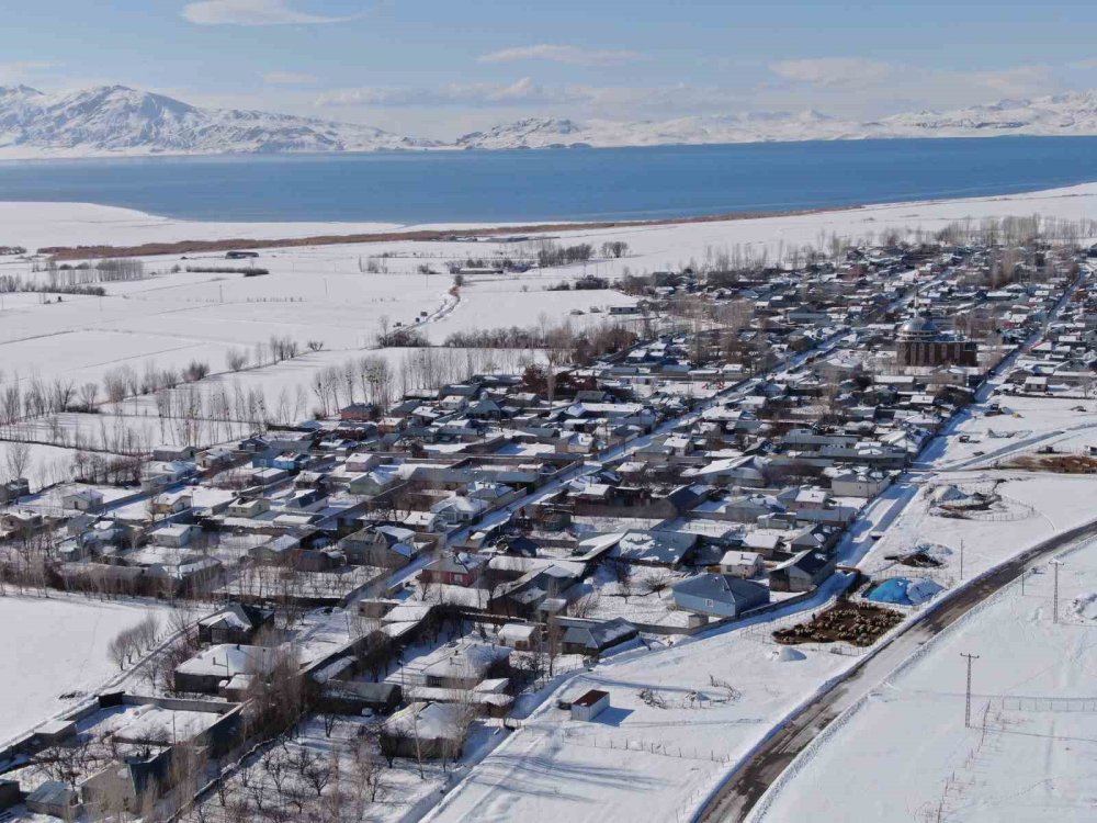 Van’da yerleşim yerleri beyaz gelinliğini giydi