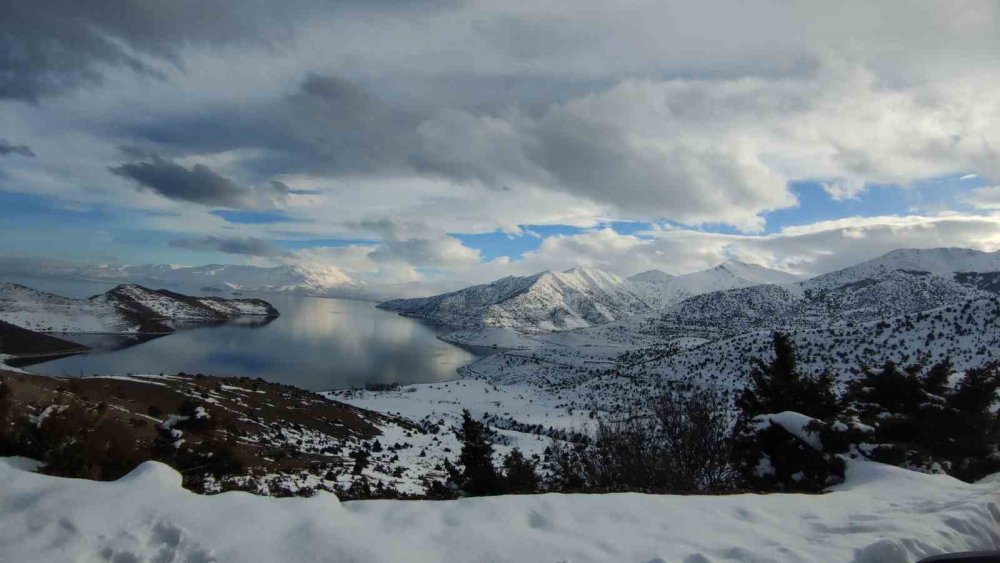 Van’da yerleşim yerleri beyaz gelinliğini giydi