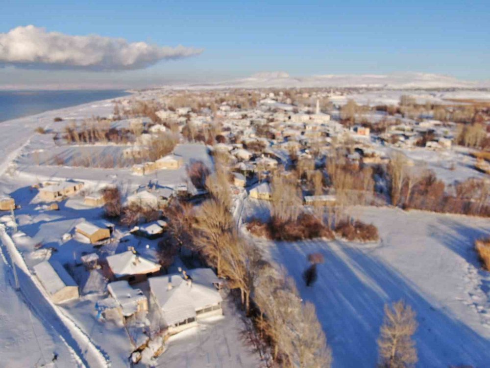 Van’da yerleşim yerleri beyaz gelinliğini giydi