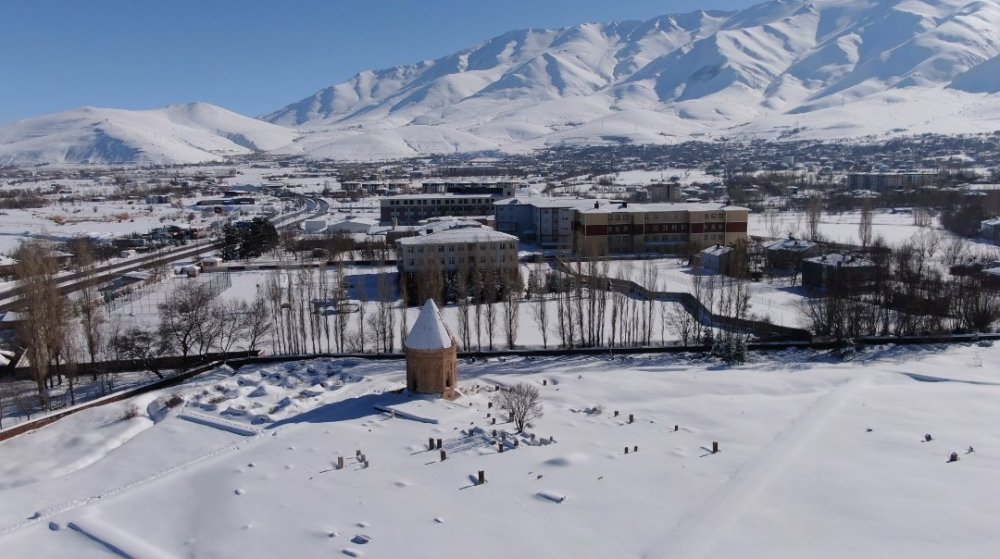 Van’da yerleşim yerleri beyaz gelinliğini giydi