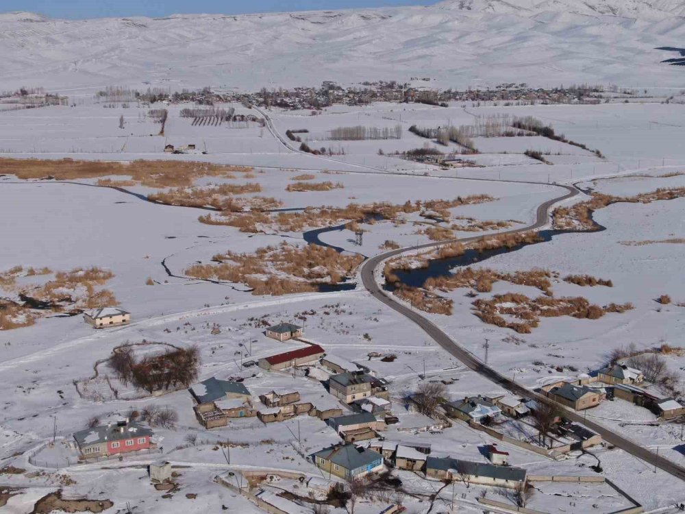 Van’da yerleşim yerleri beyaz gelinliğini giydi