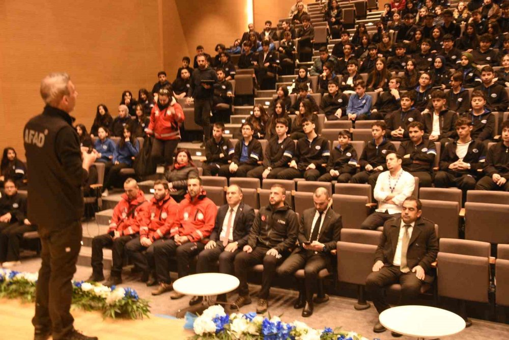 Bitlis’teki okullarda deprem tatbikatı yapıldı