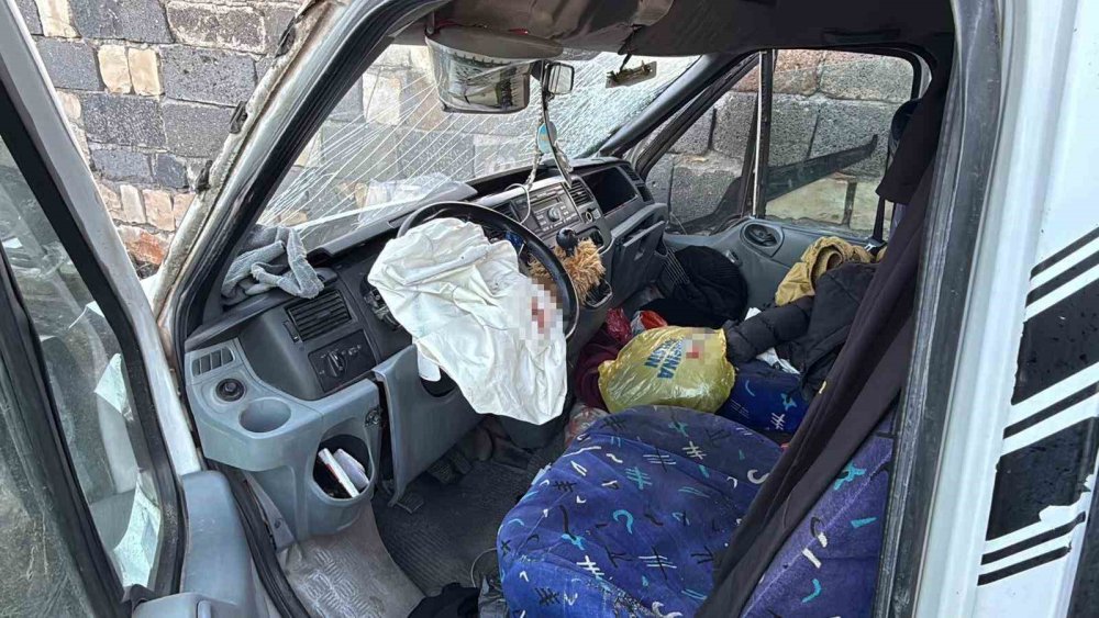 İşçi minibüsü duvara çarptı: 12 yaralı