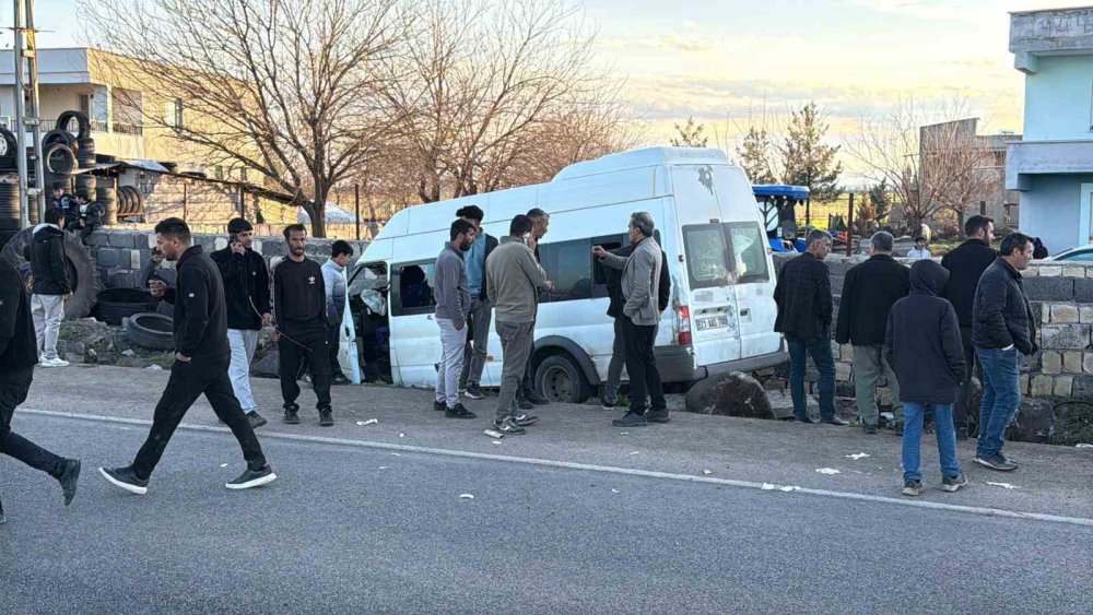 İşçi minibüsü duvara çarptı: 12 yaralı