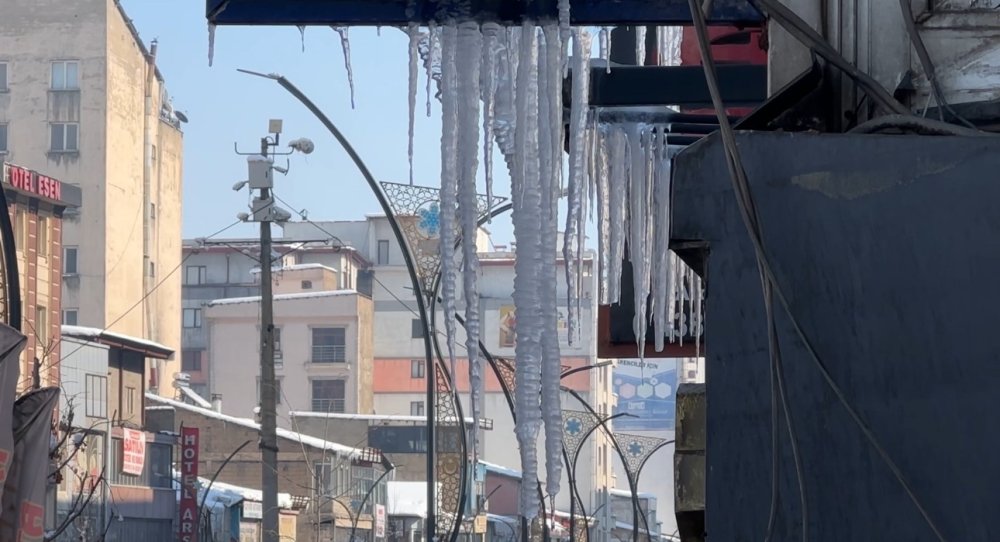 Yüksekova’da buz sarkıtlarının boyu 1 metreyi aştı