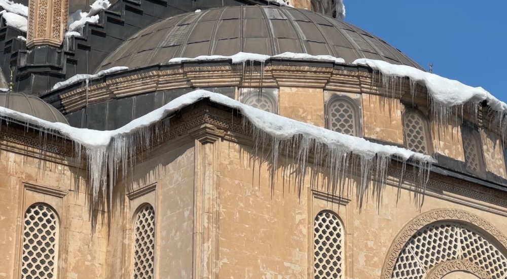 Yüksekova’da buz sarkıtlarının boyu 1 metreyi aştı