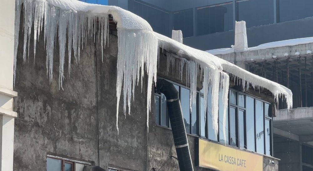 Yüksekova’da buz sarkıtlarının boyu 1 metreyi aştı