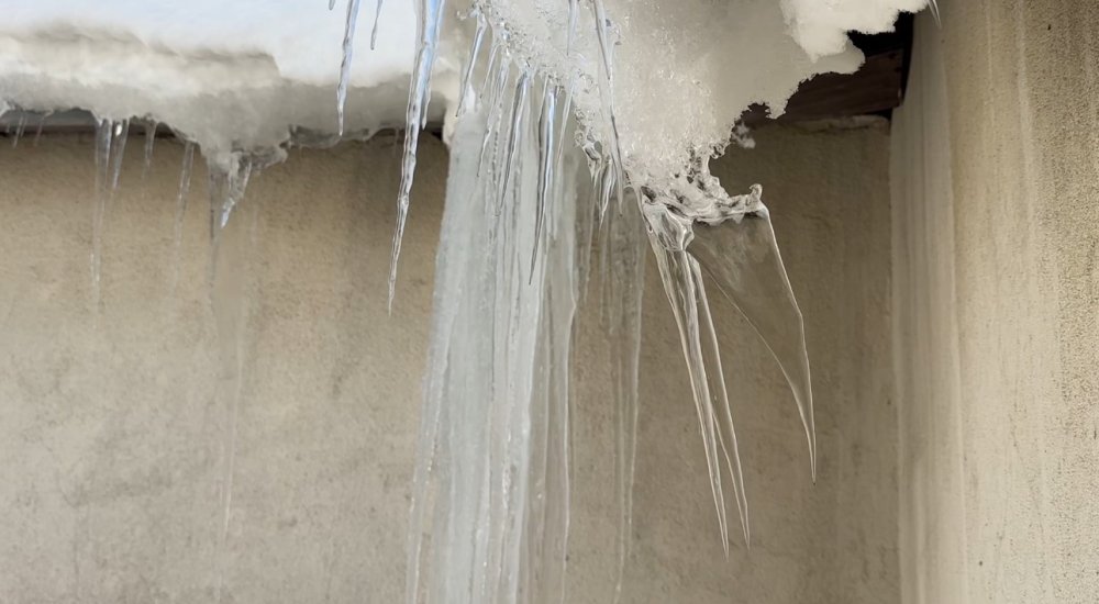 Yüksekova’da buz sarkıtlarının boyu 1 metreyi aştı