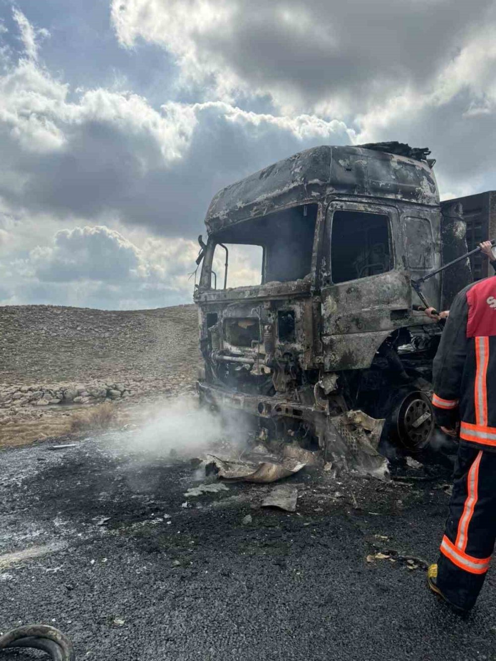 Diyarbakır’da seyir halindeki tırda yangın çıktı