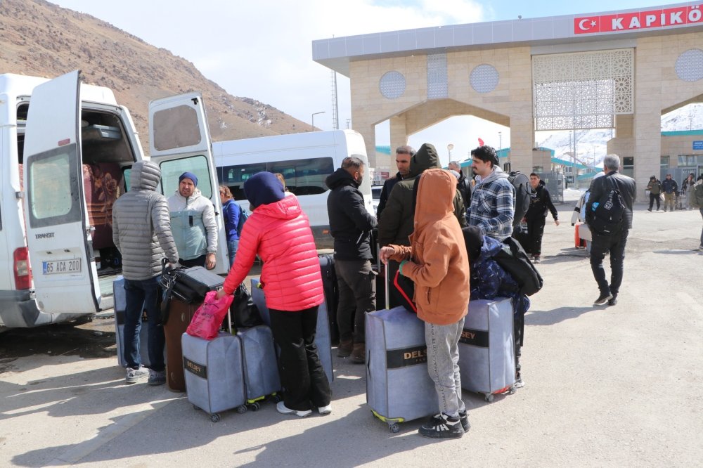 İranlılar sınırda barış mesajları verdi