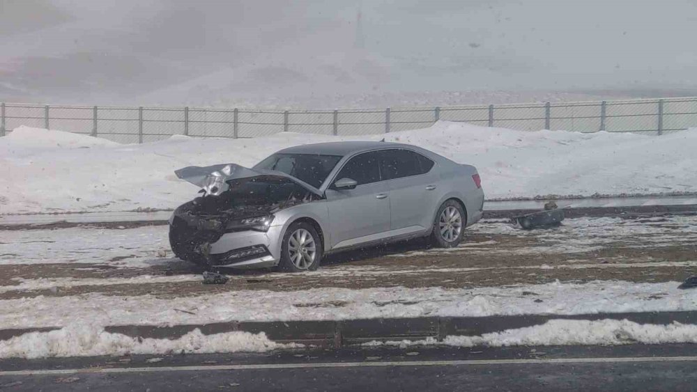 Kaymakamın bulunduğu otomobil kaza yaptı