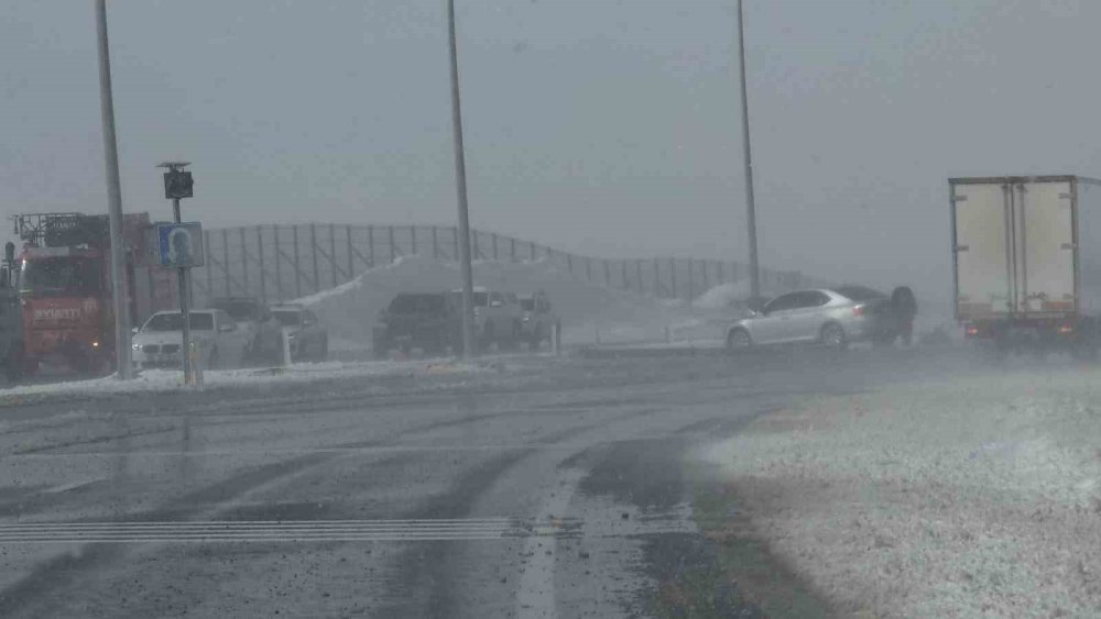 Kaymakamın bulunduğu otomobil kaza yaptı