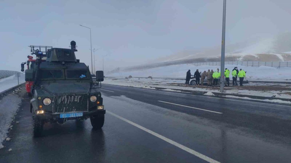 Kaymakamın bulunduğu otomobil kaza yaptı