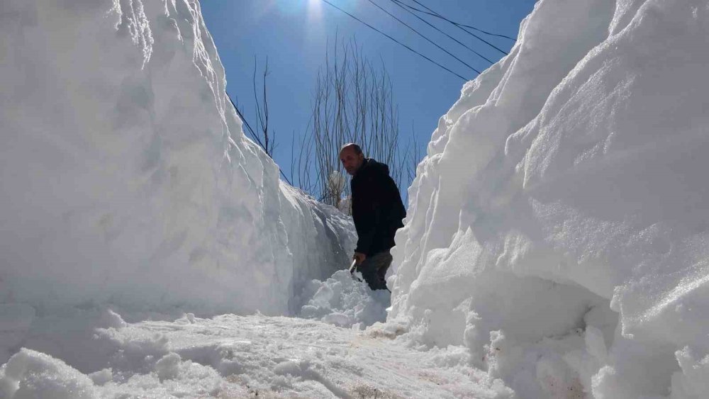 Bitlis'te kar tünelinden evlere ulaşım