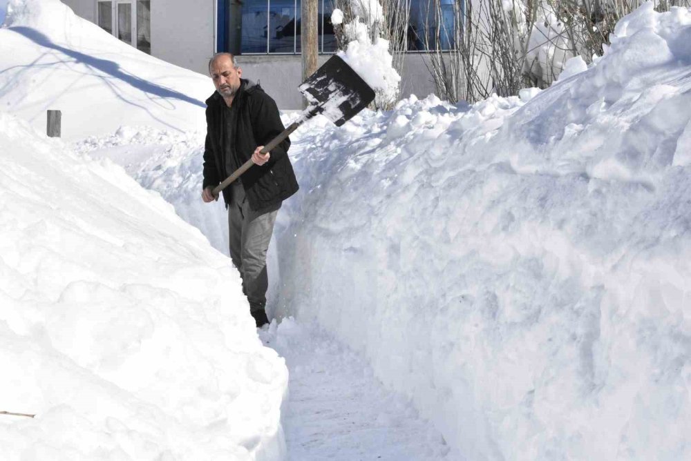 Bitlis'te kar tünelinden evlere ulaşım