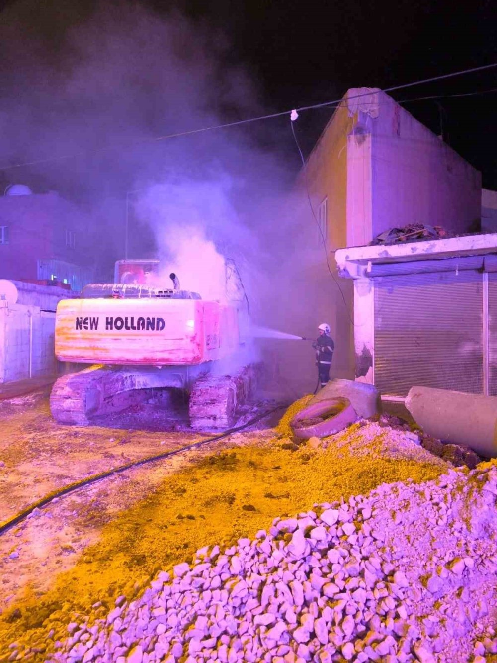 Kızıltepe'de park halindeki 2 iş makinesinde çıkan yangın söndürüldü