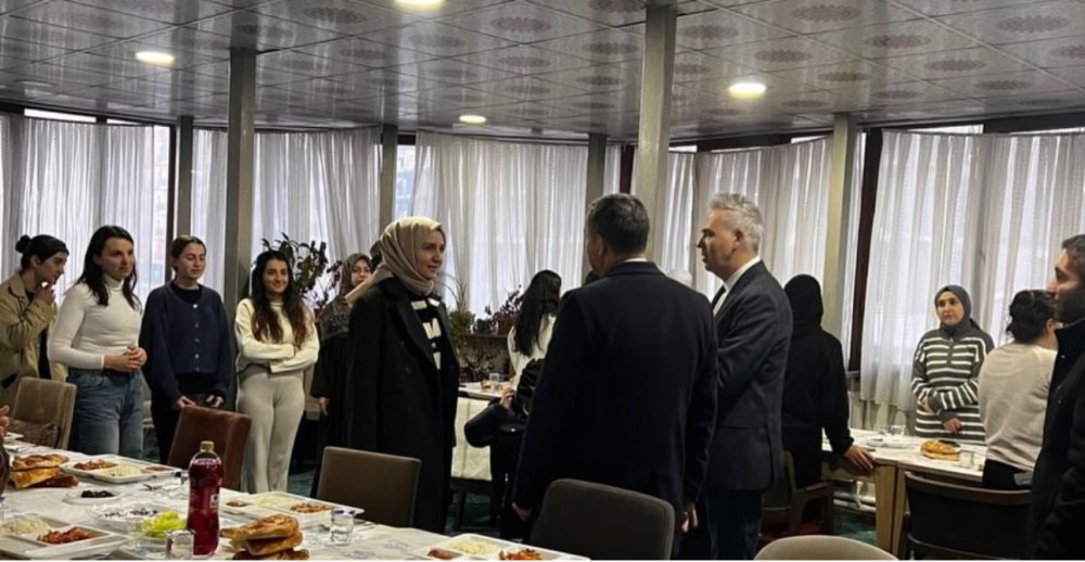 Yüksekova Kaymakamı Akın öğrencilerle iftarda buluştu