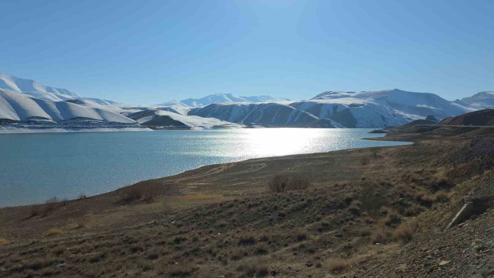 Zernek Barajı’nın buzları çözülmeye başladı
