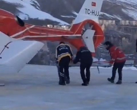 Bahçesaray’daki minik hasta helikopter ambulansla Van’a sevk edildi
