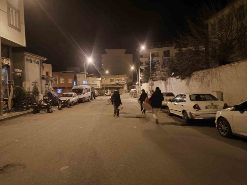 40 yıldır halay davulu çalarak sahura uyandırıyorlar