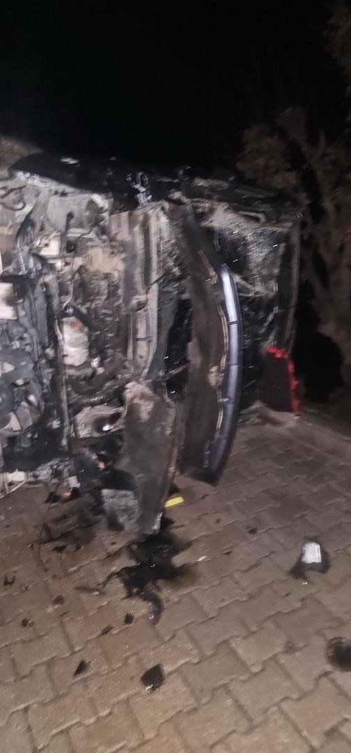 Park edilen araç yan yattı: Sürücü yaralandı