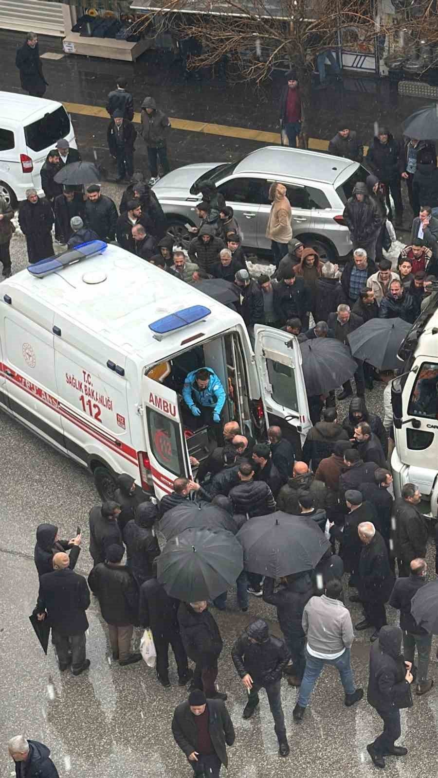 Kamyonun çarptığı yaşlı adam ağır yaralandı