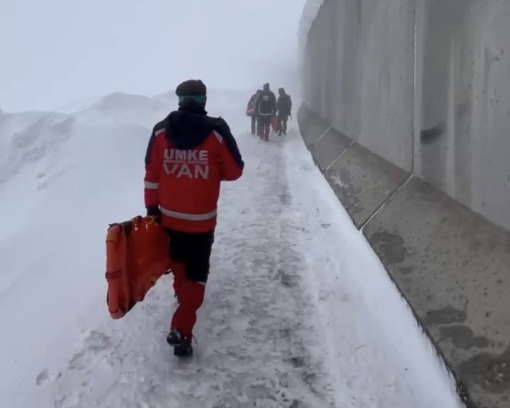 Başkale’de donmak üzere olan 2 göçmen kurtarıldı