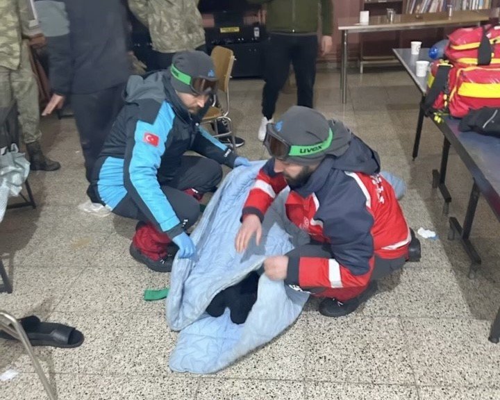 Başkale’de donmak üzere olan 2 göçmen kurtarıldı