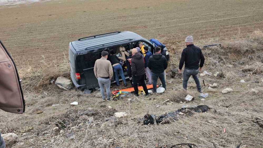 Bitlis'te kontrolden çıkan araç takla attı: 1 kişi yaralandı
