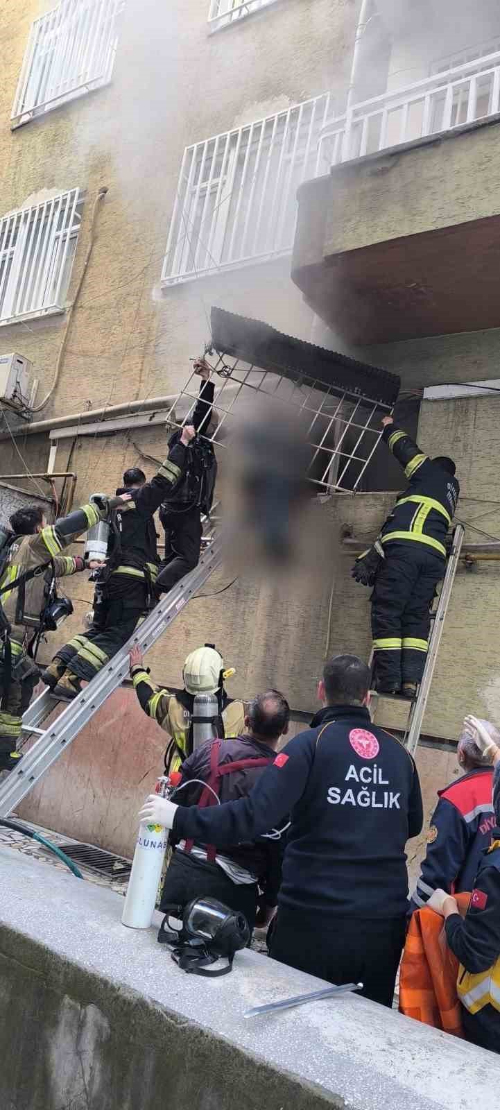 Berber dükkanında çıkan yangında mahsur kalan çırak kurtarıldı