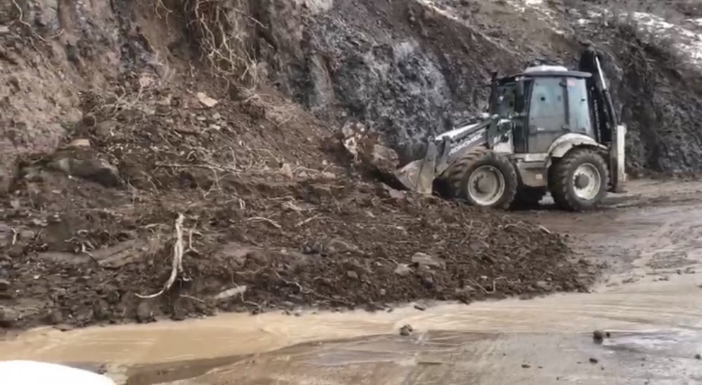 Beytüşşebap'ta sel suları yolları kapattı