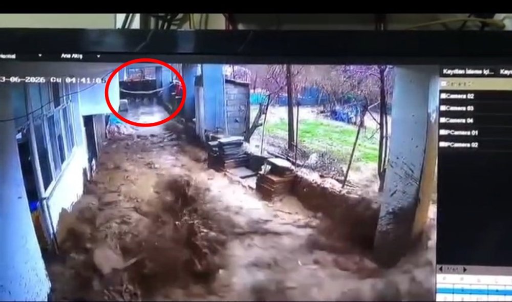 Muhtarlık ofisini su bastı; kaçış anı kamerada