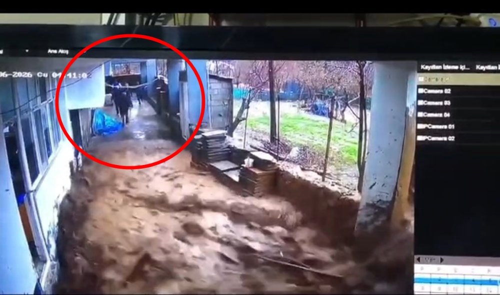 Muhtarlık ofisini su bastı; kaçış anı kamerada