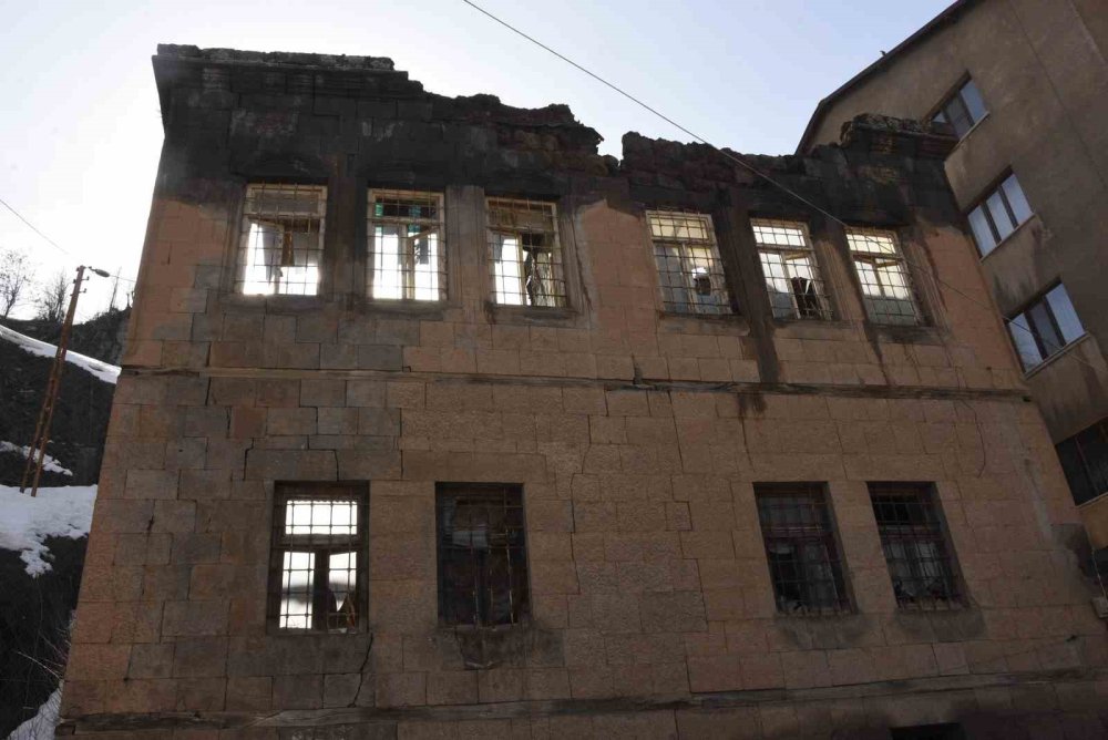 Tarihi evler kışın ardından alarm veriyor