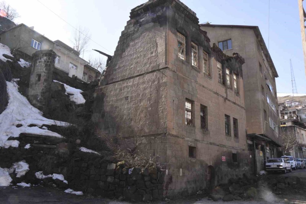 Tarihi evler kışın ardından alarm veriyor