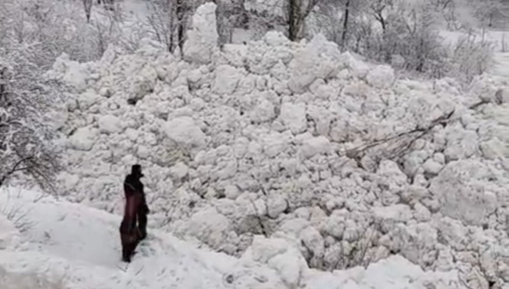 Yüksekova’da aynı bölgeye bir çığ daha indi