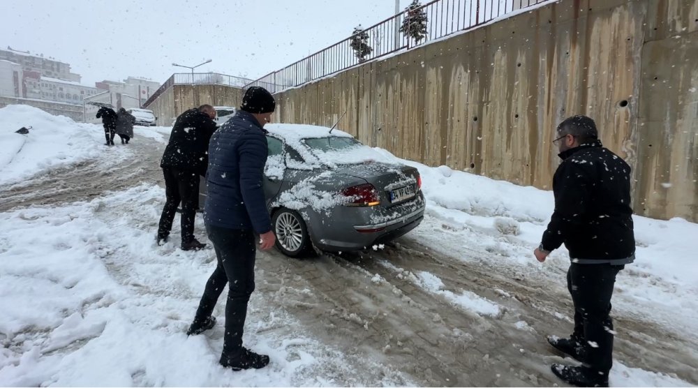 Yüksekova’da kar yağışı etkisini arttırdı, araçlar rampada mahsur kaldı