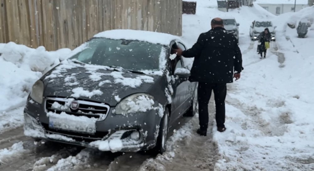 Yüksekova’da kar yağışı etkisini arttırdı, araçlar rampada mahsur kaldı