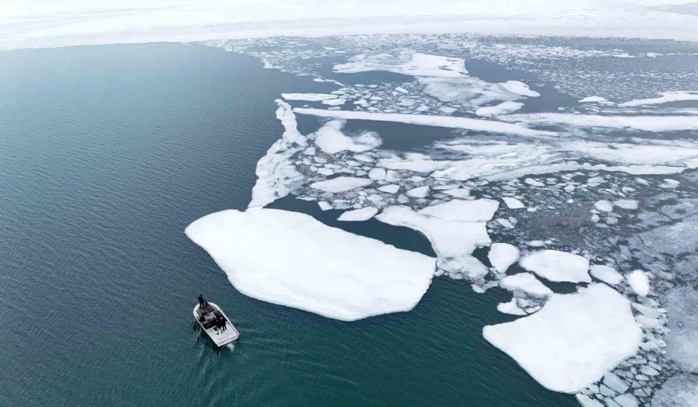 Nazik Gölü’nde balıkçı tekneleri yeniden suya indi