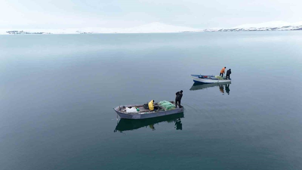 Nazik Gölü’nde balıkçı tekneleri yeniden suya indi